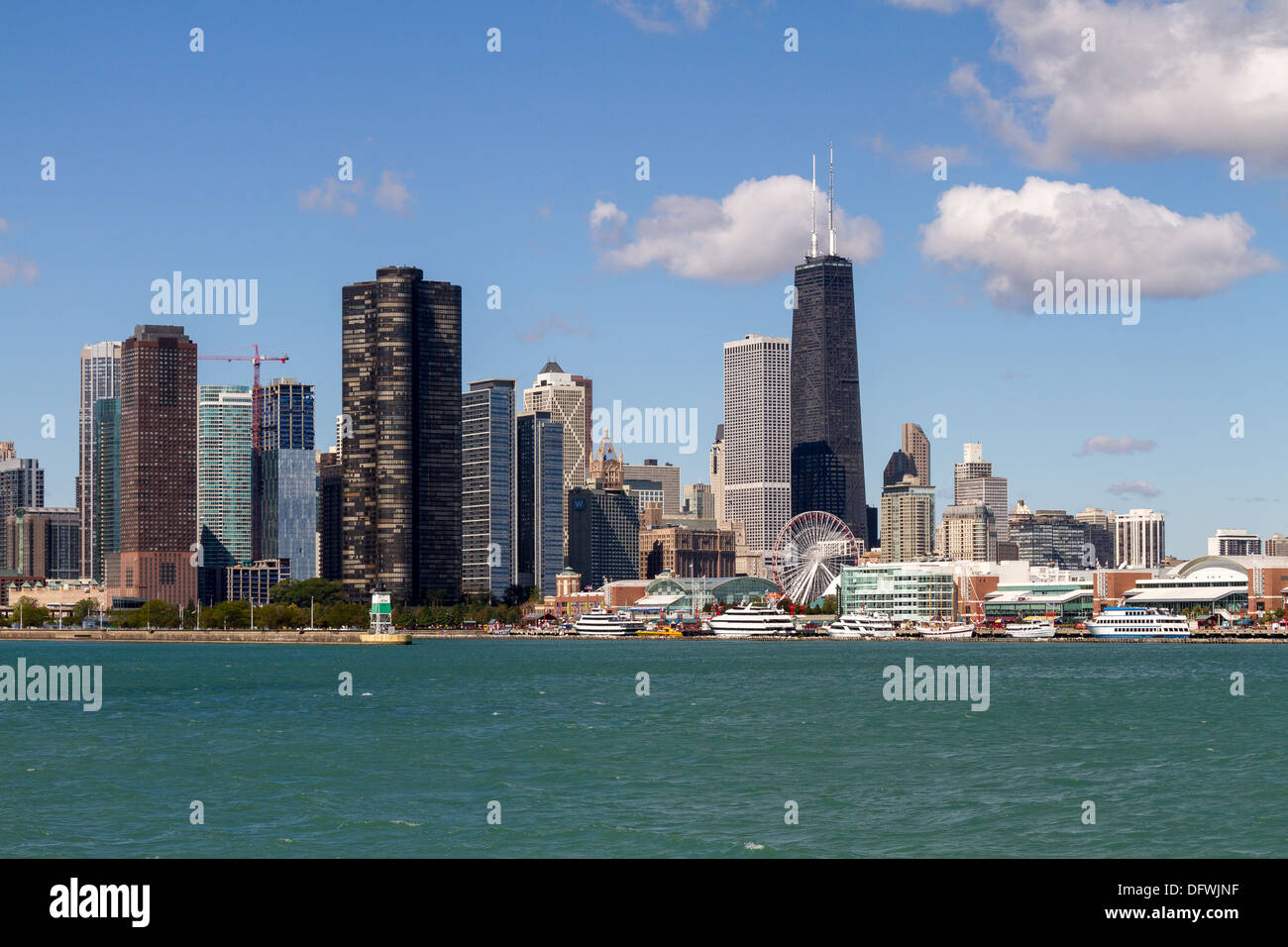 Il centro di Chicago e il Navy Pier si vede dal Lago Michigan Foto Stock