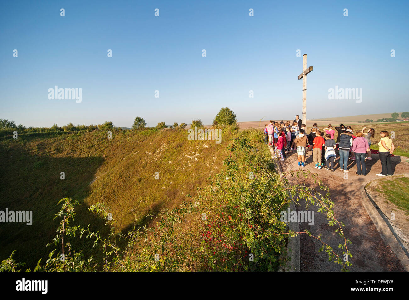 Inglese Scuola i bambini in visita WWI miniera Lochnagar Crater, creata dalla prima guerra mondiale una esplosione in miniera,La Boisselle, Francia Foto Stock