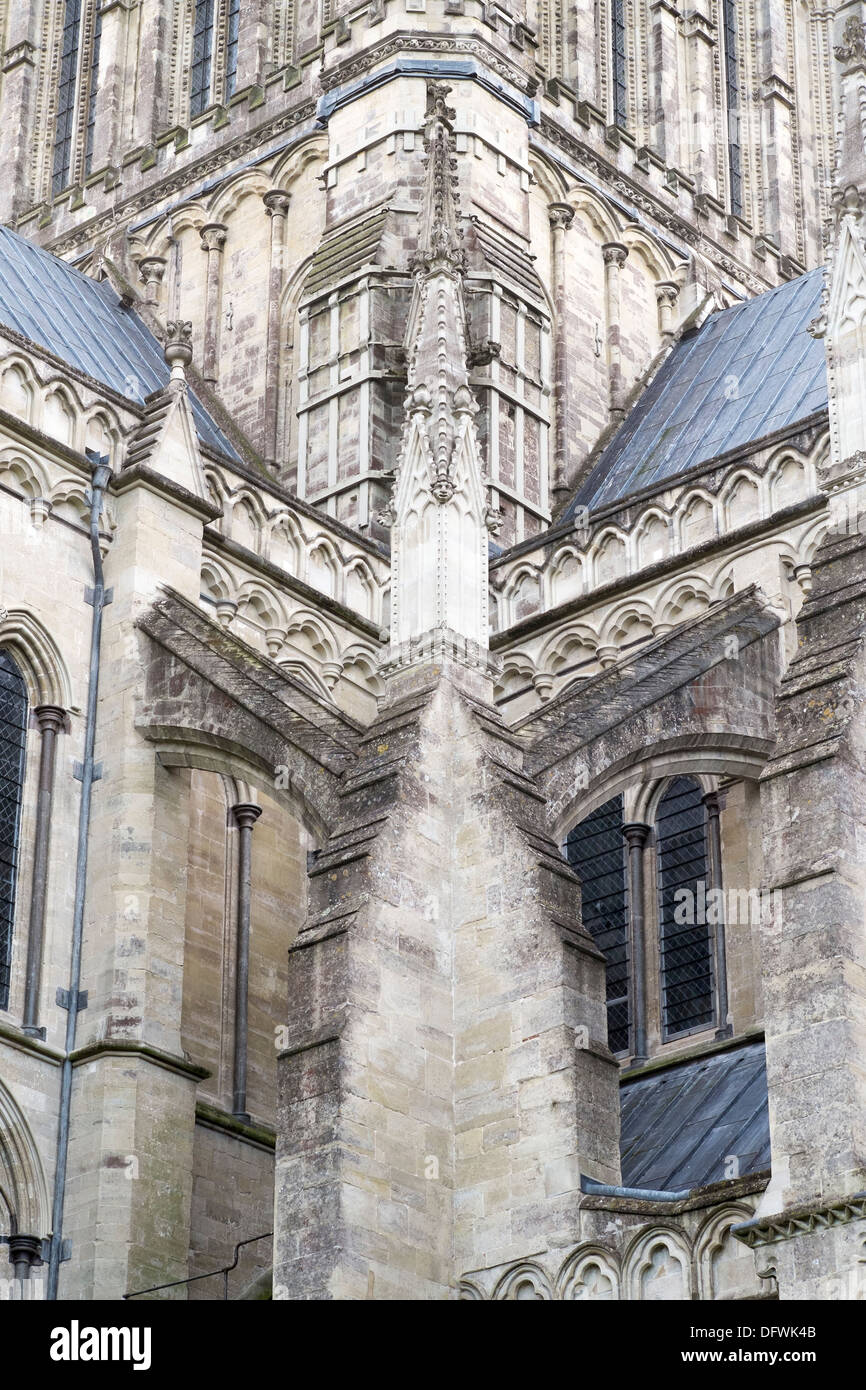 Esempio di un Flying contrafforte caratteristica architetturale su Salisbury Cathedral Regno Unito Foto Stock