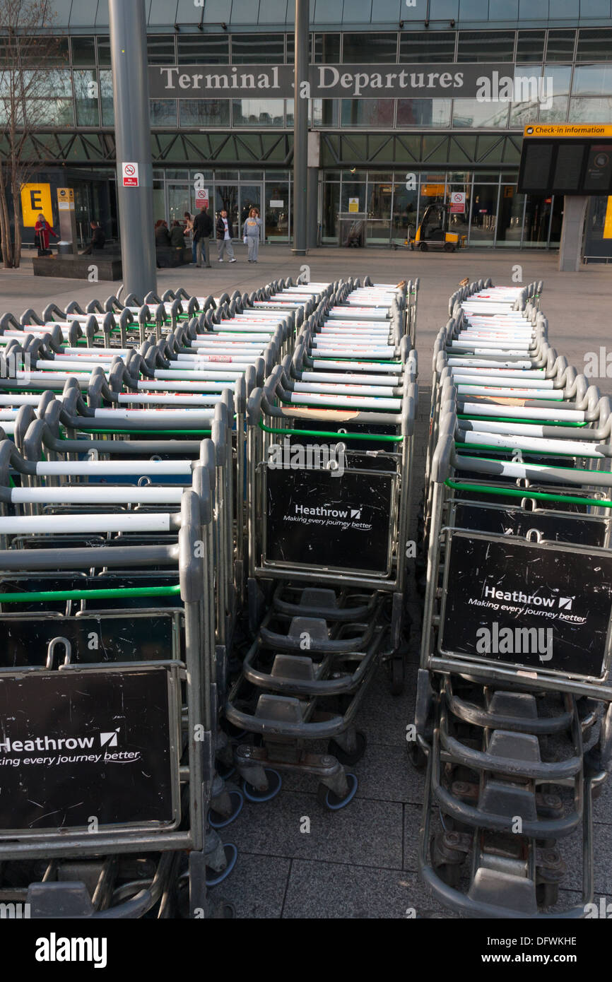 Aeroporto di carrelli per bagagli fuori Heathrow Terminal 3 Foto Stock