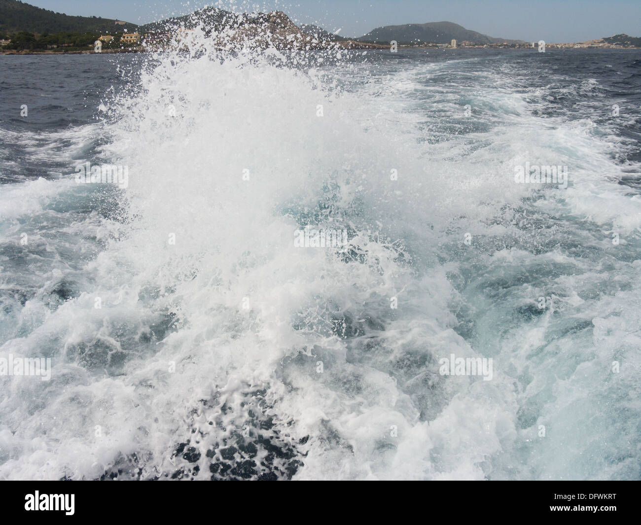 Onde si infrangono dietro un catamarano sul mare vento Foto Stock