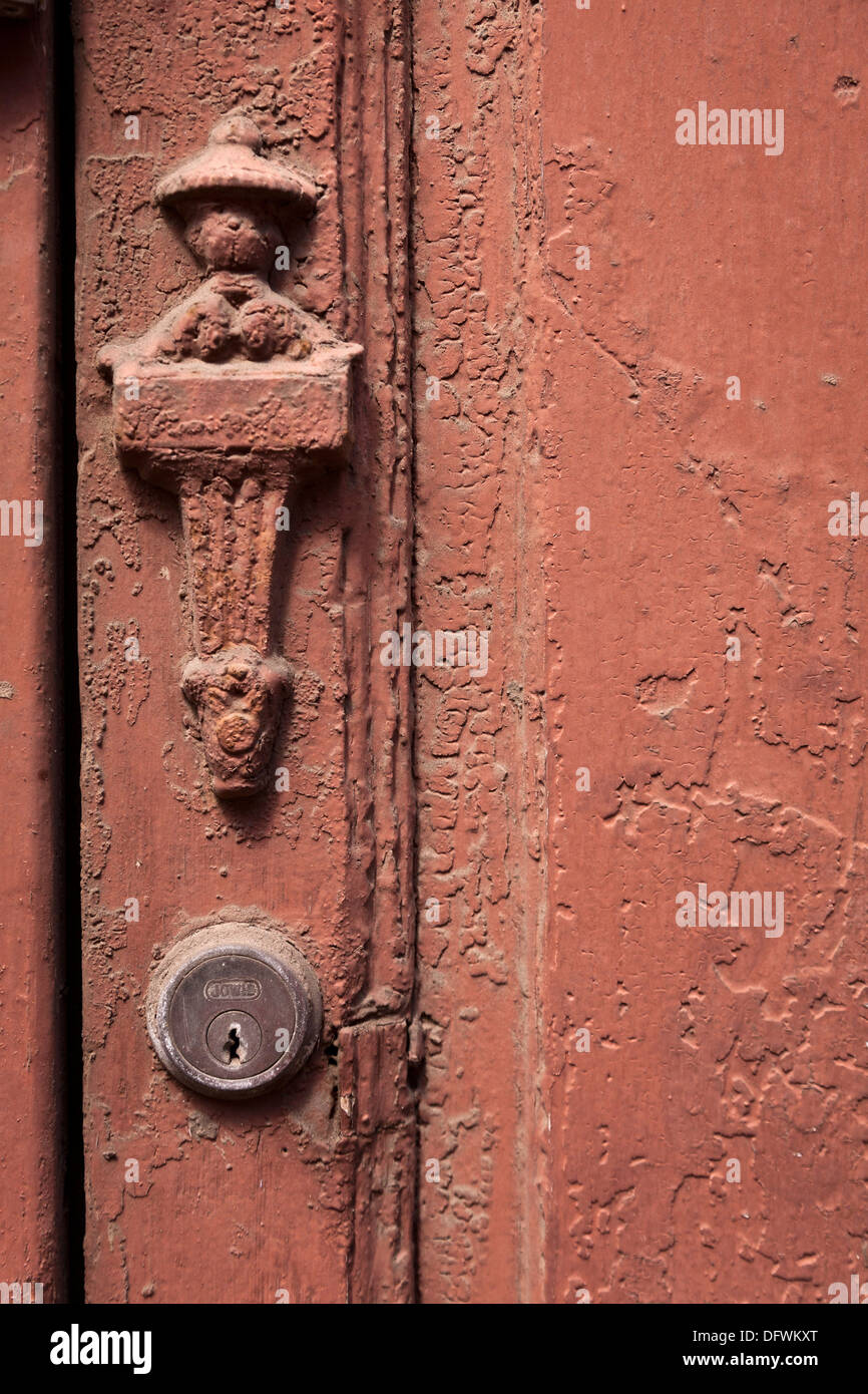 La vecchia porta vicino fino sulla serratura e della maniglia Foto Stock