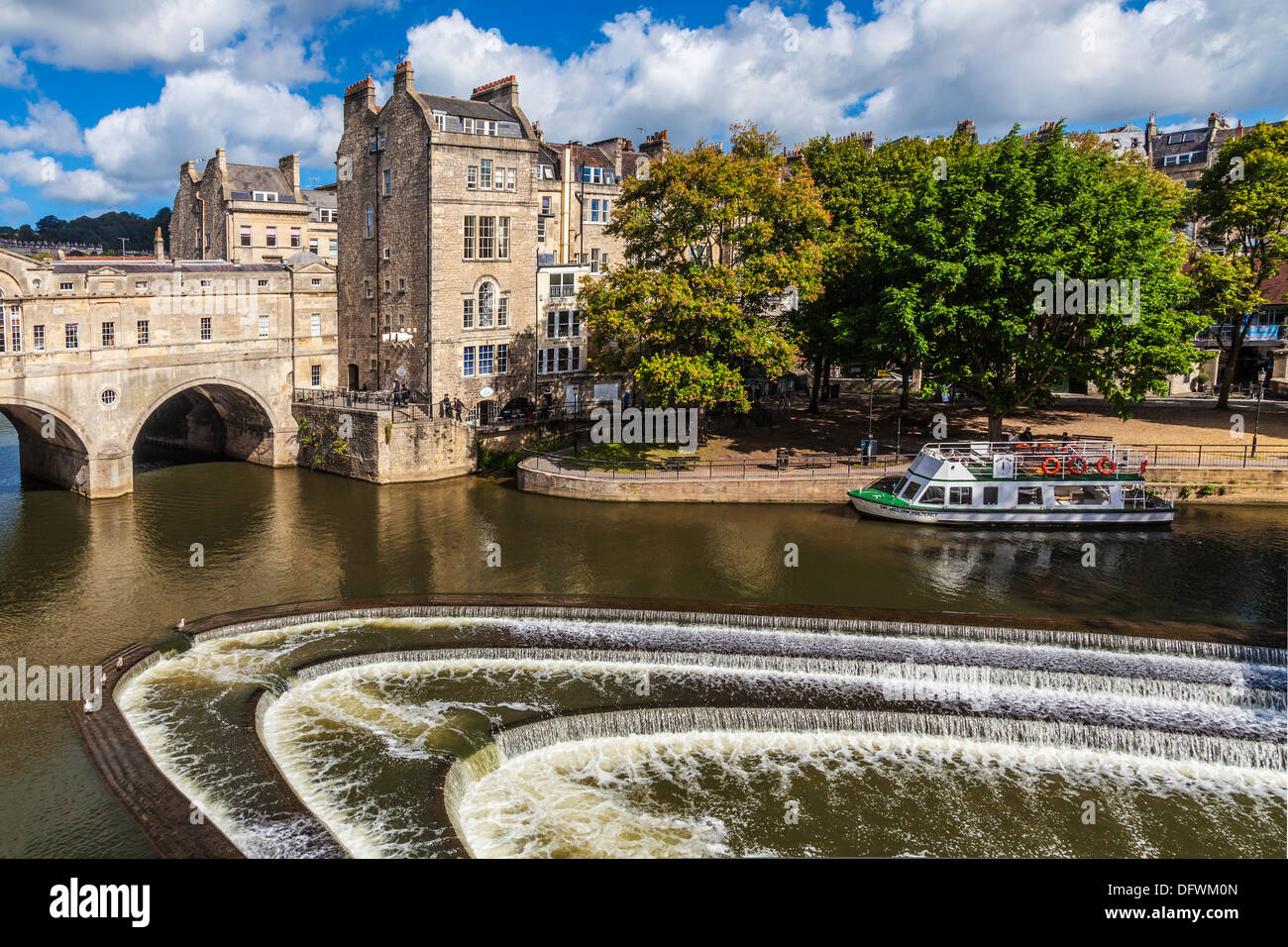 Parte della Palladian Pulteney Bridge e weir in città patrimonio mondiale di Bath nel Somerset, Regno Unito. Foto Stock