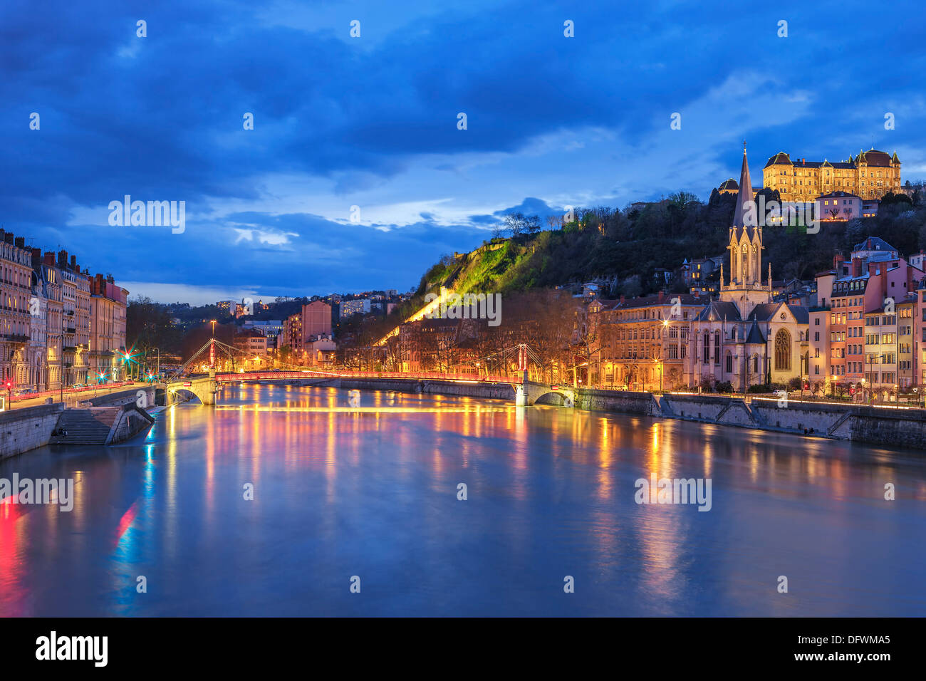 Famosa vista di Lione con il fiume Saone di notte Foto Stock