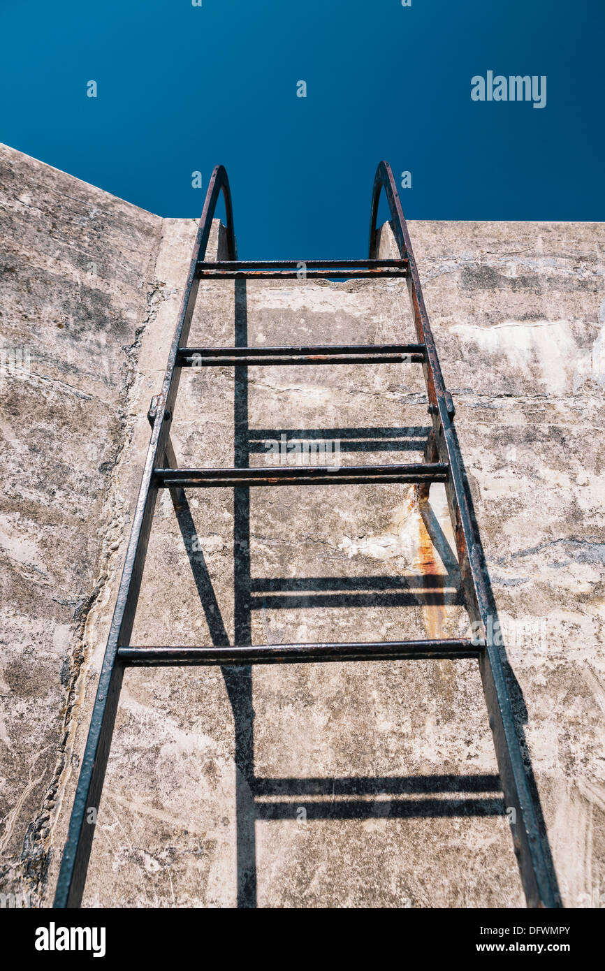 La scala di metallo guardando verso il cielo, Fort Casey del Parco Statale di Whidbey Island, Washington Foto Stock