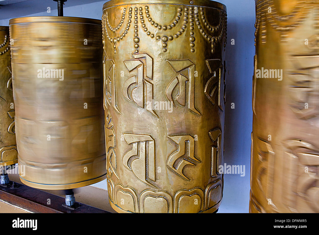 Ruote della preghiera, nel monastero Namgyal,nel complesso Tsuglagkhang. McLeod Ganj Dharamsala, Himachal Pradesh, India, Asia Foto Stock