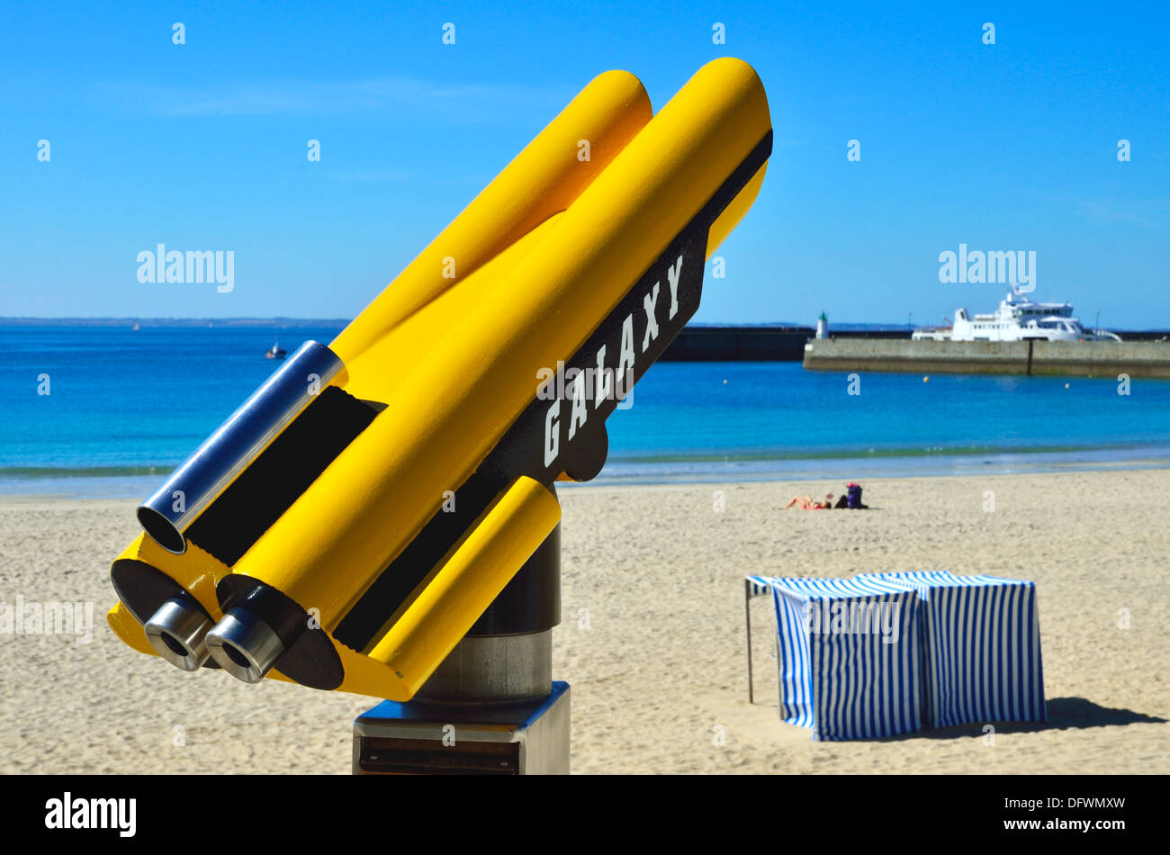 'Spazio age' seaside binocolo a Quiberon affacciato sulla spiaggia e cabine da spiaggia. Foto Stock