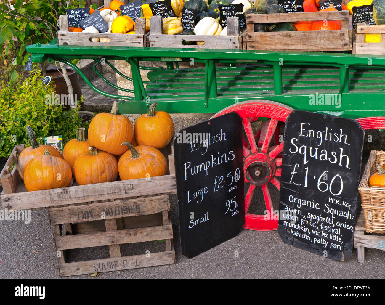 Zucche autunno inglese di zucca e Squash sul display in vendita con Blackboard Sterline GBP Regno Unito i prezzi al di fuori di una tipica fattoria UK shop Foto Stock