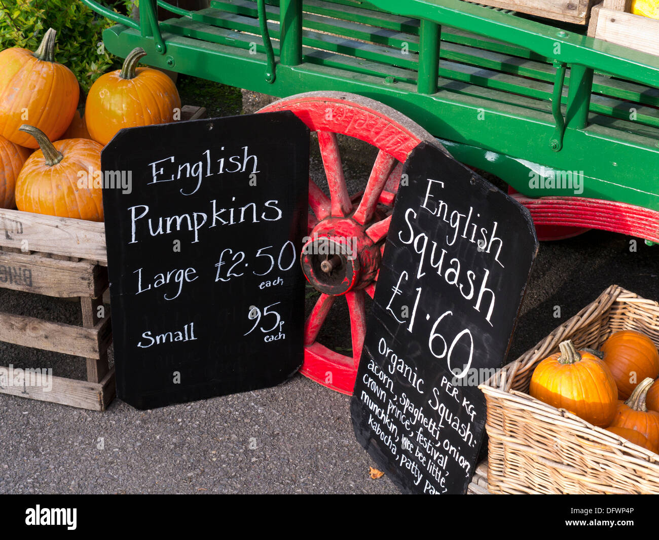 Inglese zucche e Squash sul display in vendita con blackboard i prezzi al di fuori di una tipica fattoria UK shop Foto Stock