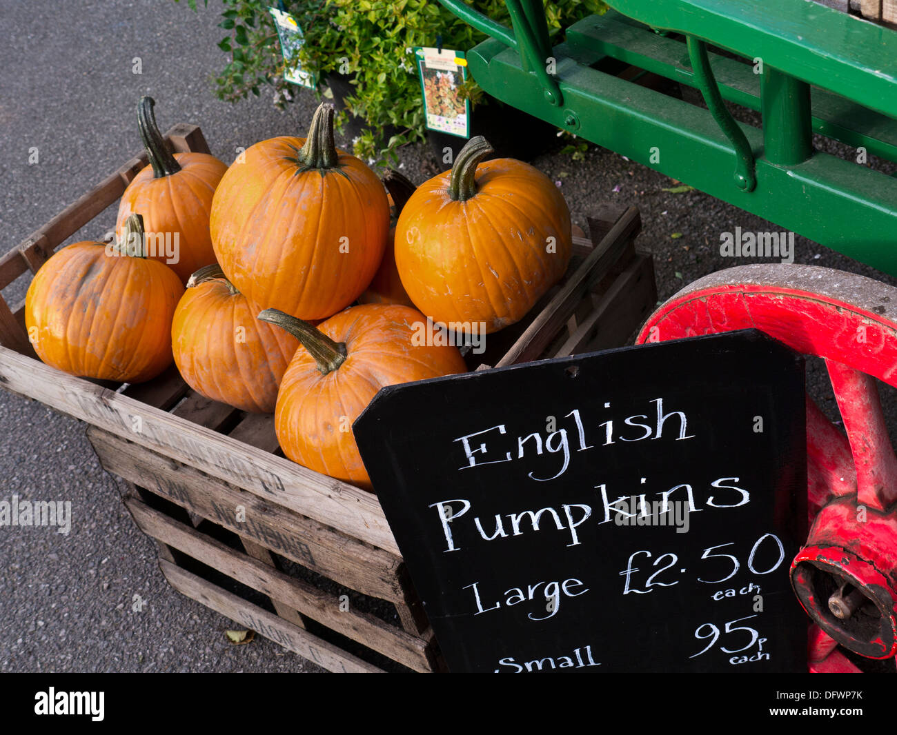 Autunno SQUASH inglese zucche sul display in vendita con prezzi di blackboard sterline al di fuori di un tipico mercato UK farm shop Foto Stock