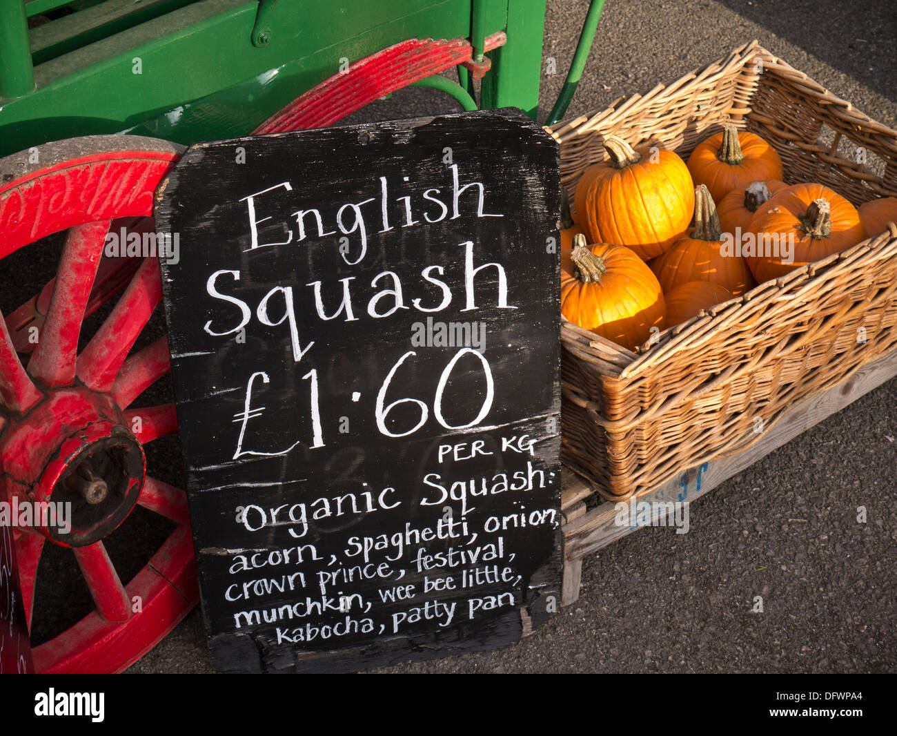 Inglese Squash sul display in vendita con blackboard i prezzi al di fuori di una tipica fattoria UK shop Foto Stock