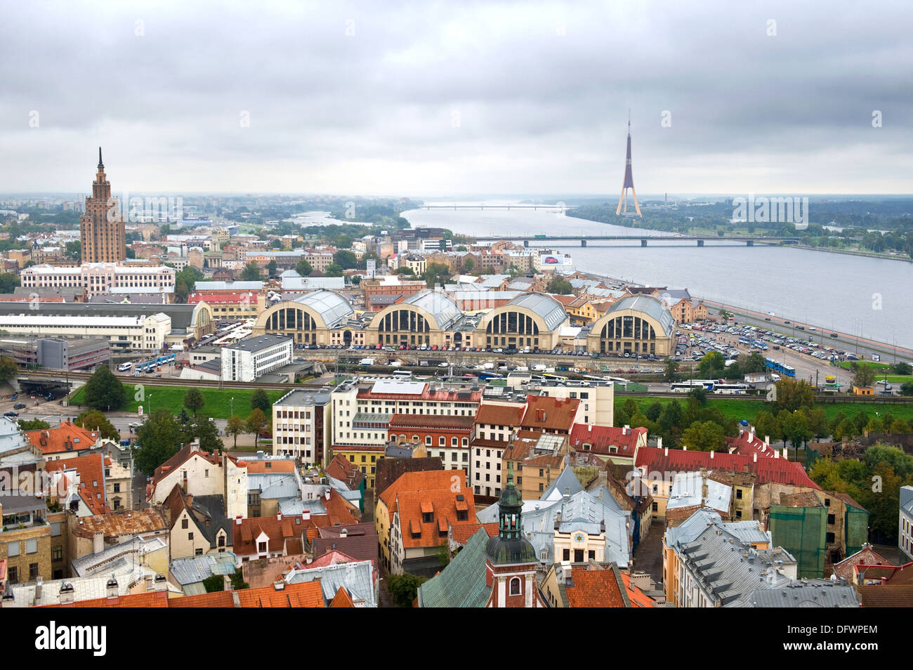 Centro di riga con il fiume Daugava. Vista da sopra Foto Stock