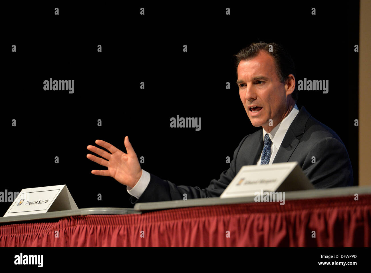 Old Westbury, New York, Stati Uniti 8 ottobre 2013. Democratici THOMAS SUOZZI, ex Nassau County Executive, dibattiti con gli attuali Nassau County Executive Mangano al dibattito ospitato dalla contea di Nassau Village funzionari di associazione, che rappresenta 64 incorporati nei villaggi con 450.000 residenti, come gli avversari di fronte a una rivincita nel 2013 elezioni di novembre. Credito: Ann e Parry/Alamy Live News Foto Stock