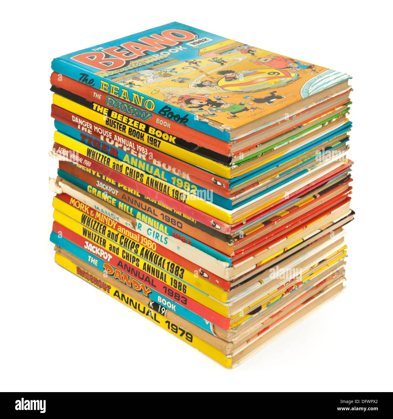 Raccolta di settanta e ottanta comic britannico annuari, compresi Beano, Dandy, Whizzer e patatine, cimatrice Beezer e altri Foto Stock