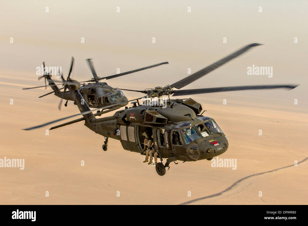 US Marine Corps vigore della ricognizione marittima forza Raid marines condotta in caduta libera le operazioni di paracadute da UH-60 i falchi nero Settembre 5, 2013 su Camp Buehring in Kuwait. Foto Stock