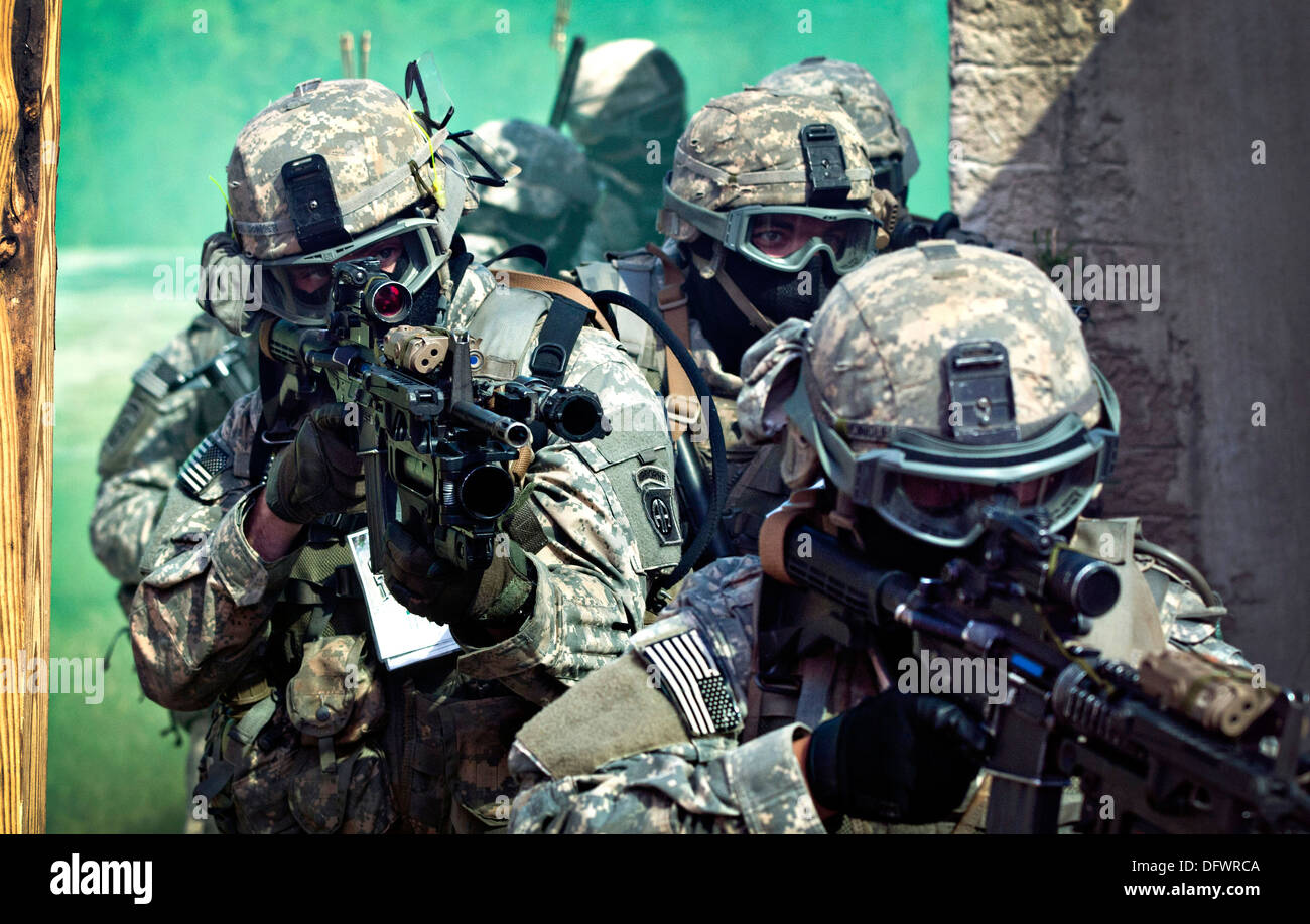 Stati Uniti Paracadutisti dell'esercito assegnata al 1° Battaglione, 508th Parachute Reggimento di Fanteria, ottantaduesima Airborne Division prepararsi ad entrare in un edificio come essi conducono vicino-Quarters Combat training durante un assalto dell'aria Missione Settembre 26, 2013 a Fort Bragg, NC. Foto Stock