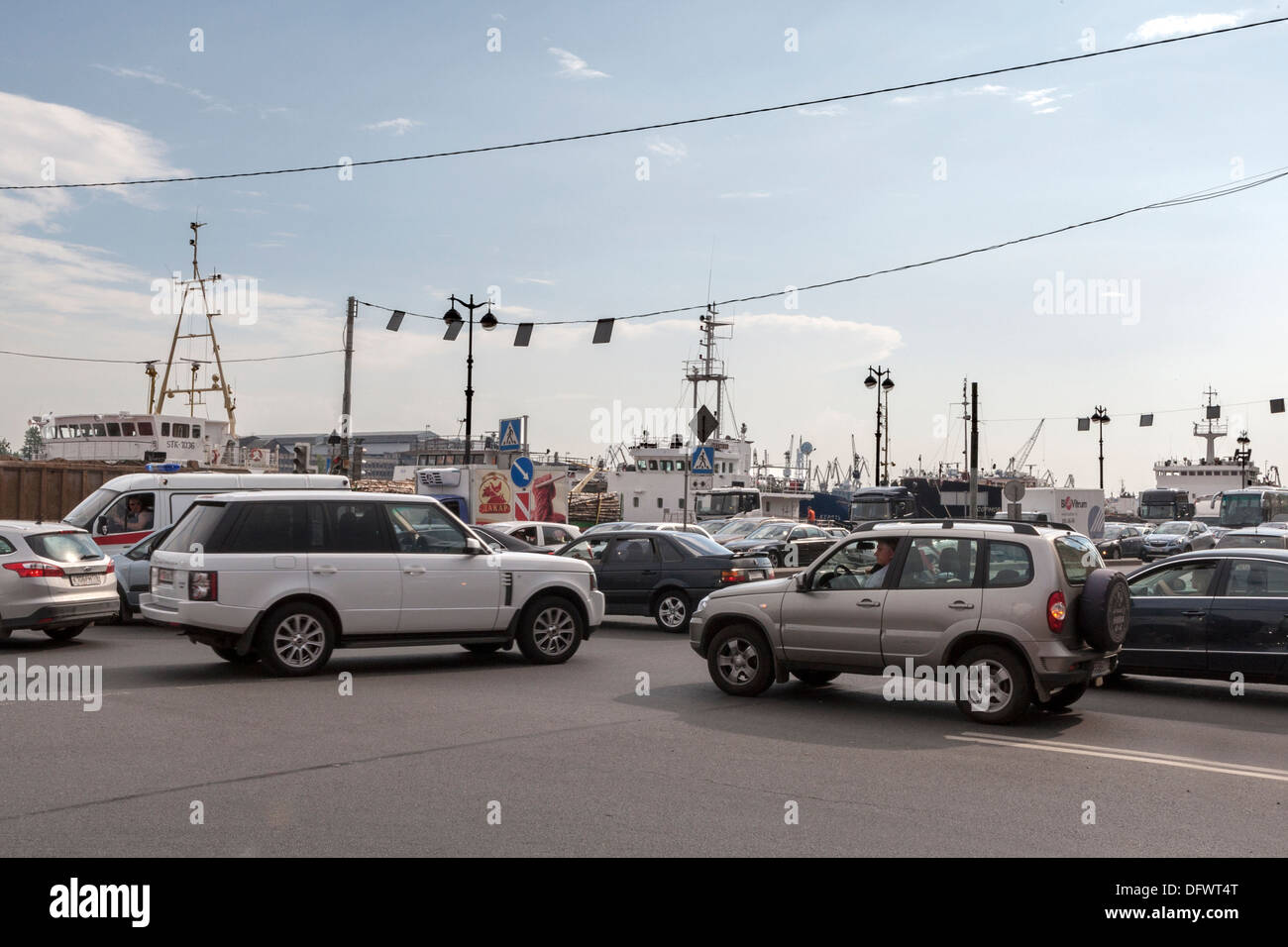 Traffico JAM Nabereznaya Leitenanta Schmidta (Lieutenant Schmidt Embankment), St Petersbug, Russia Foto Stock