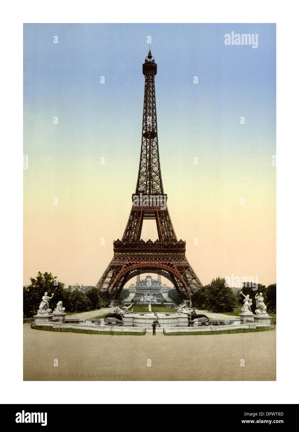 TORRE EIFFEL immagine storica a colori della Torre Eiffel vista verso il Trocadero 'Exposition Universal 1900 Parigi Francia' Foto Stock