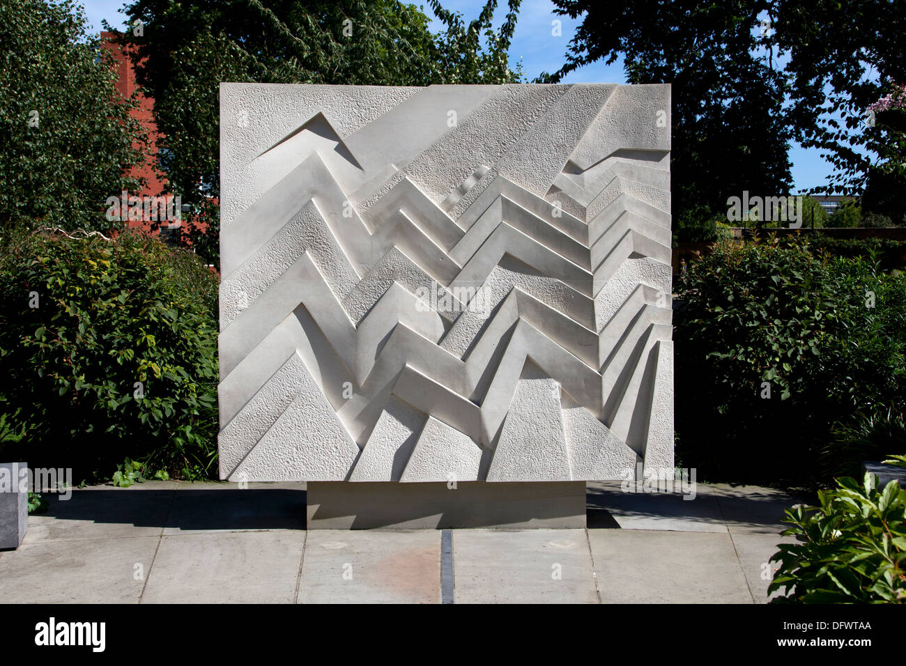 Tibetano giardino di pace di Hamish Horsley in Geraldine Maria Harmsworth parco al di fuori del Imperial War Museum di Londra, Regno Unito. Foto Stock