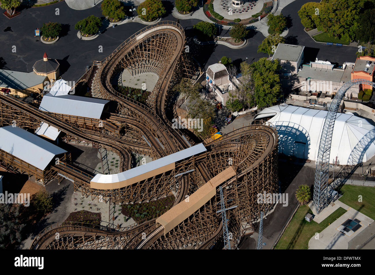 Fotografia aerea rollercoaster California's Great America Amusement Park, Santa Clara, California Foto Stock