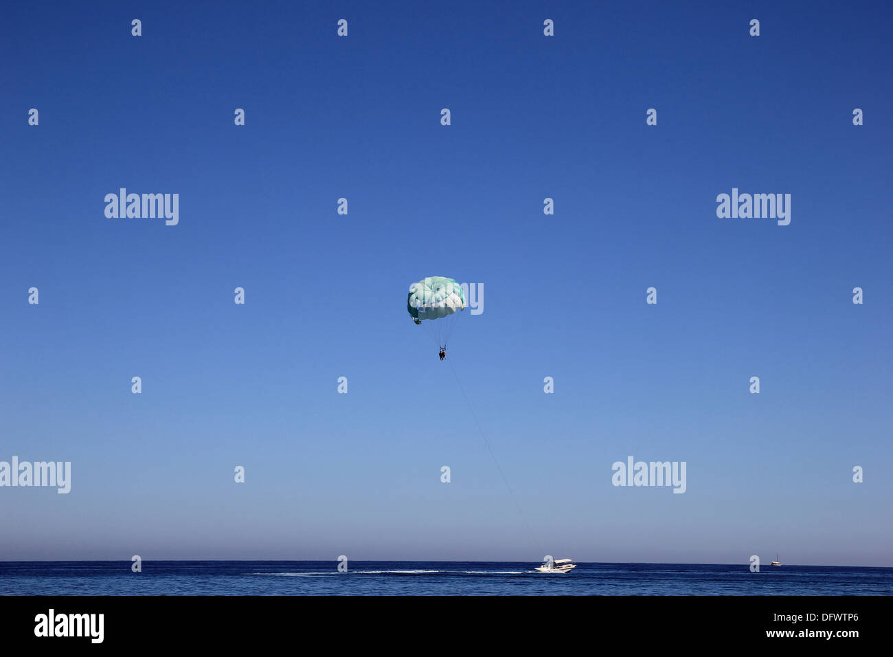 Barca galleggiante sul mare con un paracadute Foto Stock