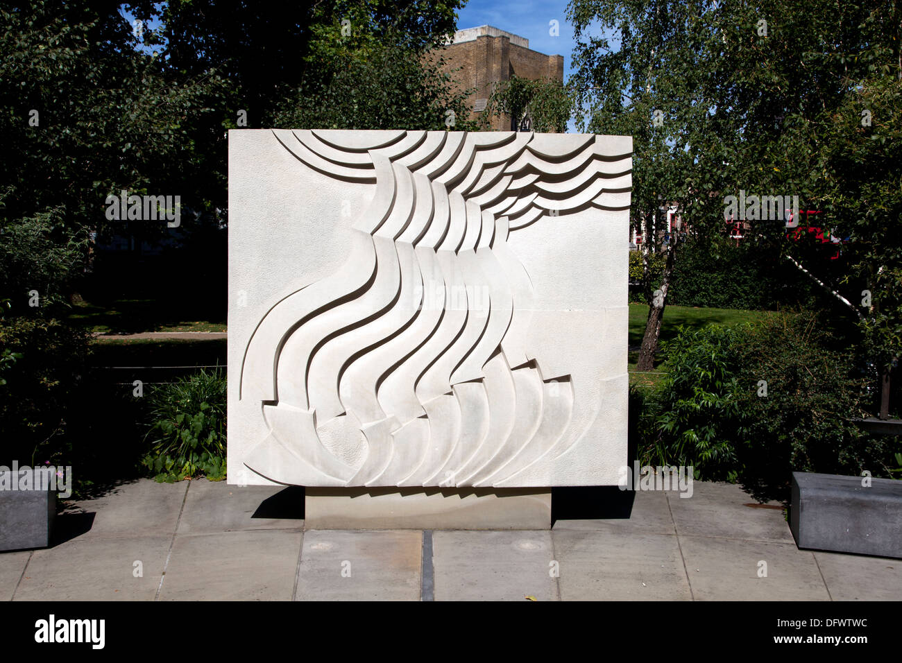 Tibetano giardino di pace di Hamish Horsley in Geraldine Maria Harmsworth parco al di fuori del Imperial War Museum di Londra, Regno Unito. Foto Stock