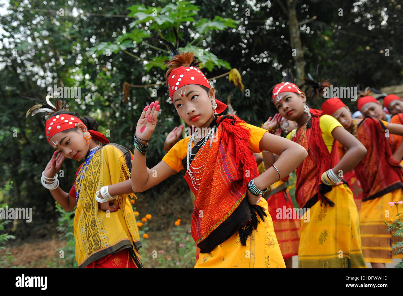 BANGLADESH Madhupur, Garo donne danza al festival tradizionale raccolto Wangal, Garo è una minoranza etnica e cristiana, vivono nella società matrilineale Foto Stock