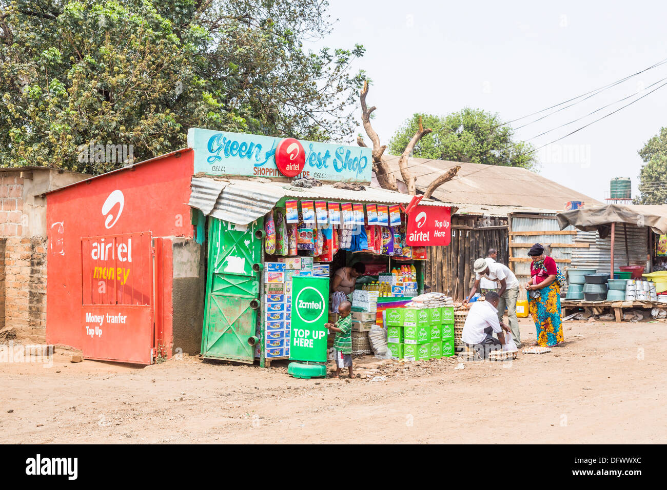 African general store, una strada shack shop, nel mercato Maramba Livingstone, Zambia Foto Stock