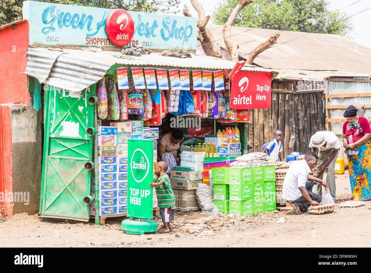 African general store, una strada shack shop, nel mercato Maramba Livingstone, Zambia Foto Stock