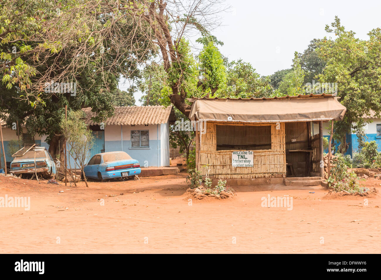 Strada shack Barber shop, con il divertente segno: 'eccellente' barbing Livingstone, Zambia Foto Stock