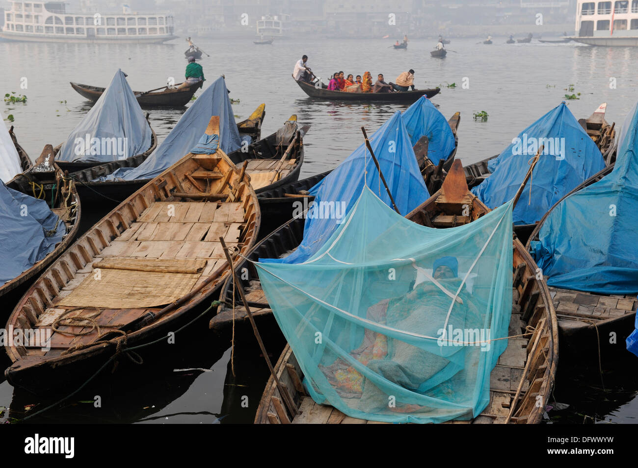 BANGLADESH Dhaka barche sul fiume Buriganga, traghetto uomo dorme sotto moskito net Foto Stock