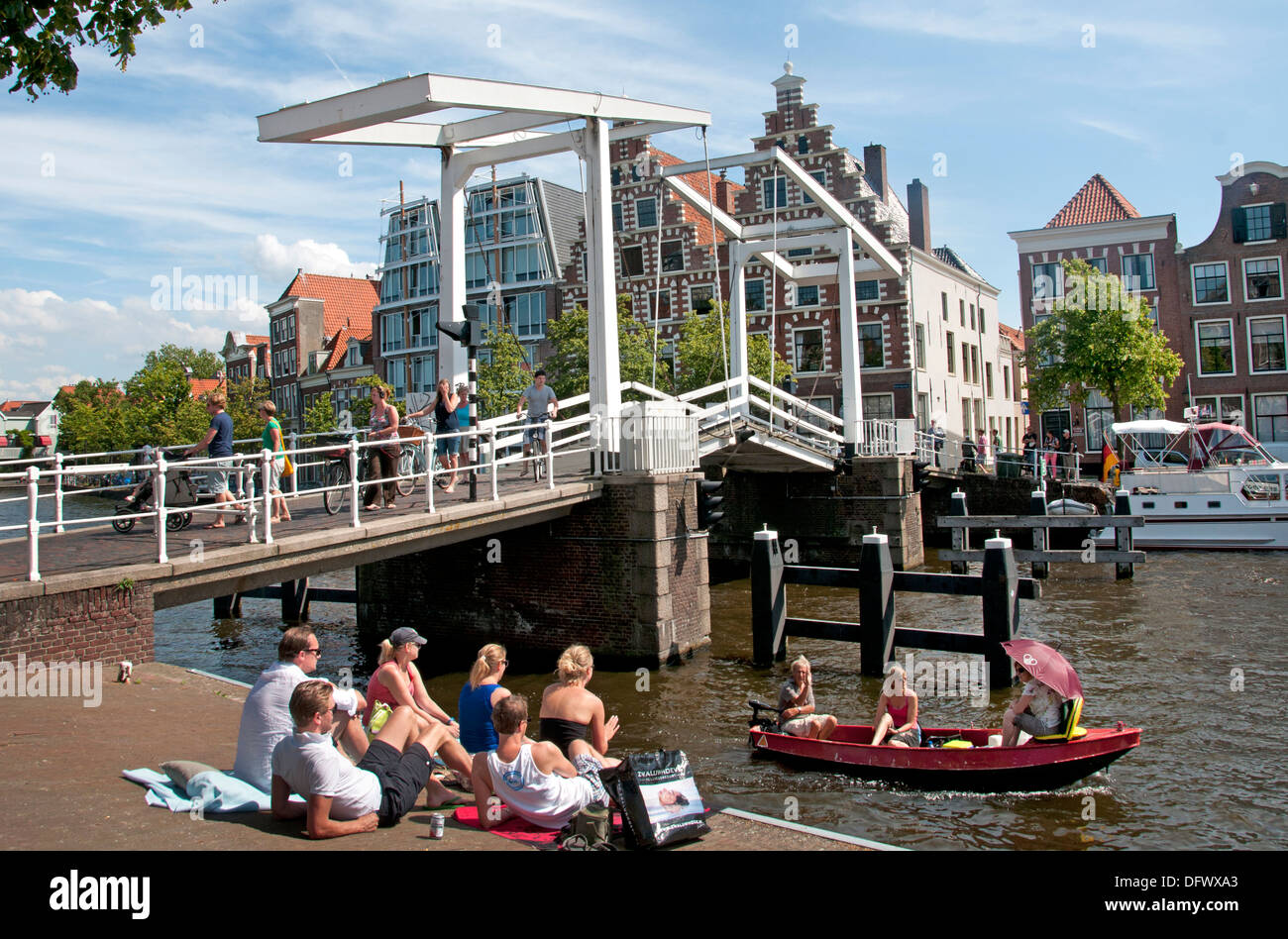 Haarlem fiume Spaarne Città Paesi Bassi città in barca Foto Stock