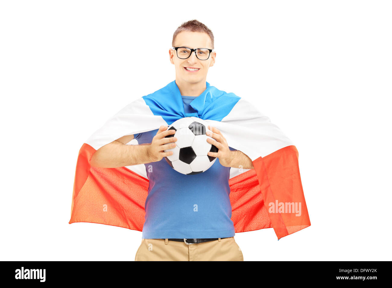 Giovane maschio ventola tenendo un pallone da calcio e bandiera di Olanda Foto Stock