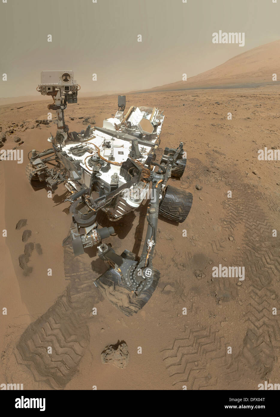 Autoritratto di curiosità rover in Gale cratere sulla superficie di Marte. Foto Stock