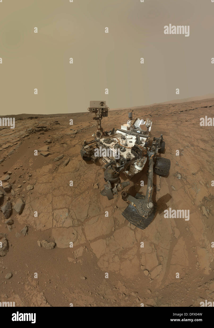 Autoritratto di curiosità rover sulla superficie di Marte. Foto Stock