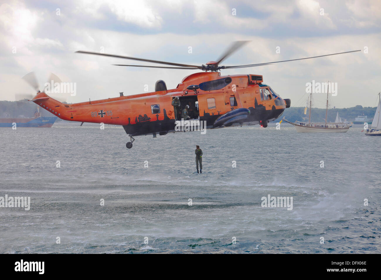 WS-61 Sea King elicottero della marina tedesca durante le operazioni di carroattrezzi in Kiel, Germania. Foto Stock