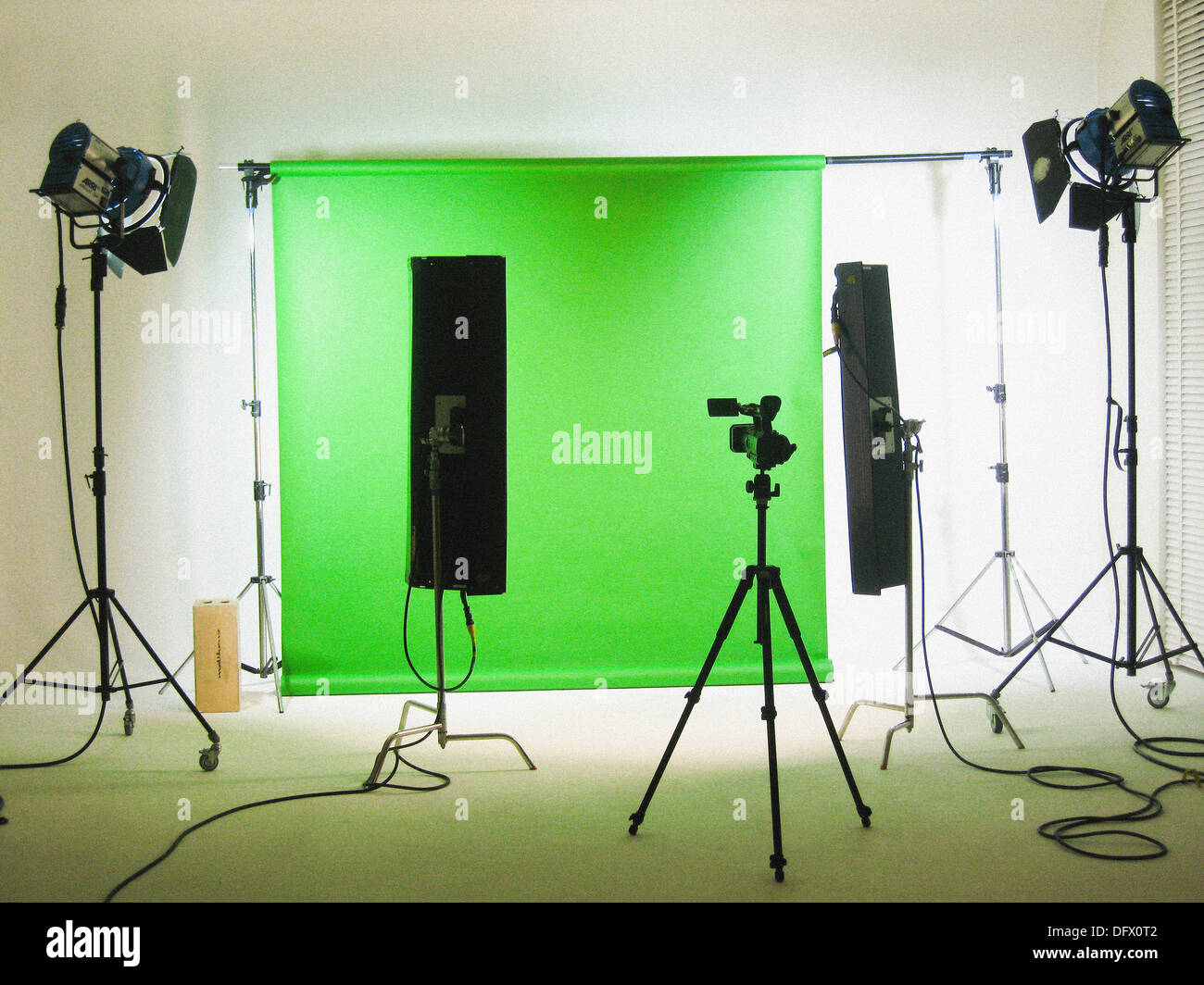 Studio fotografico impostato per il servizio fotografico con sfondo verde Foto Stock
