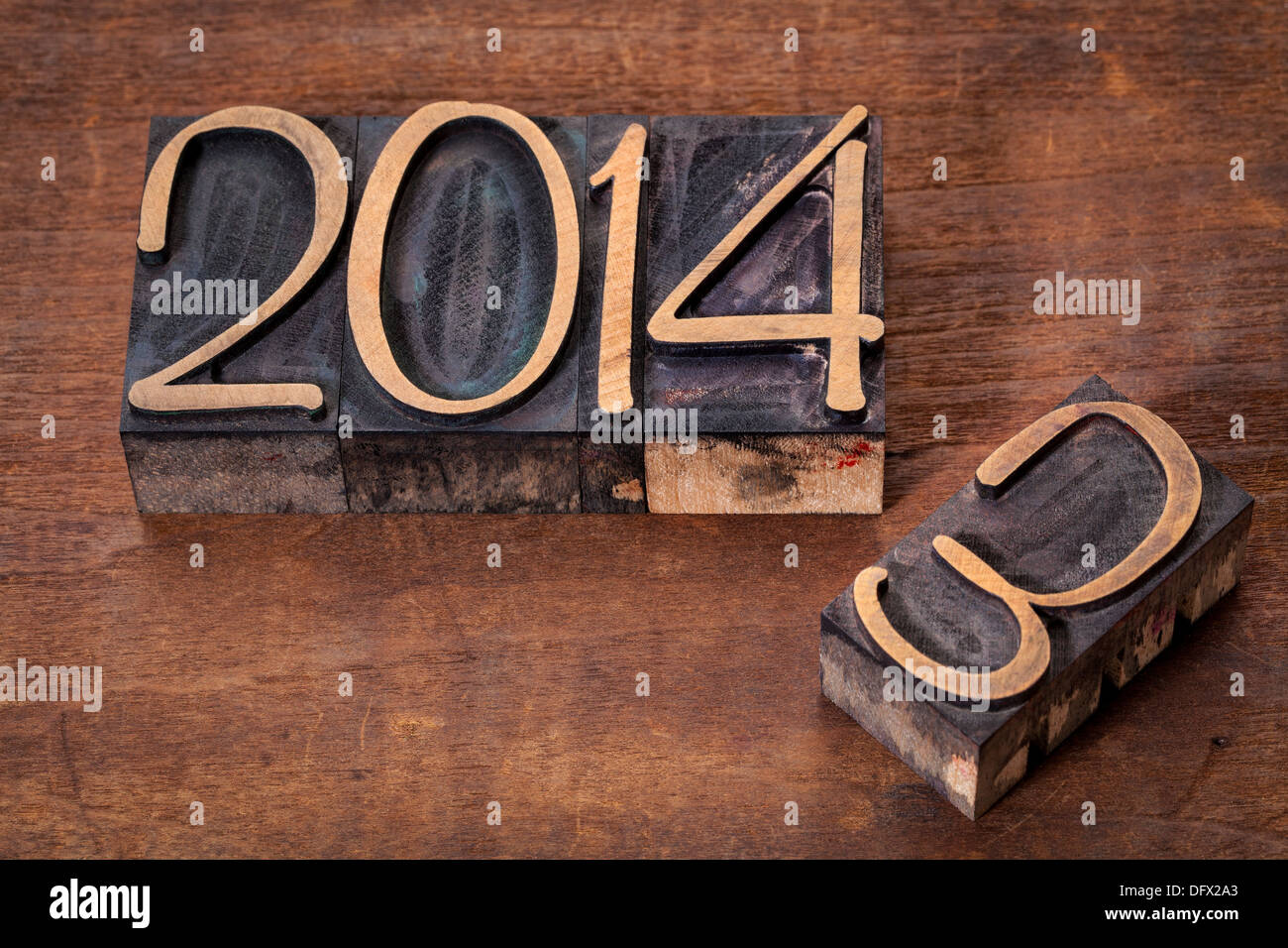 Nuovo anno 2014 la sostituzione del vecchio anno 2013 - stampa tipografica tipo di legno su un grunge superficie in legno Foto Stock