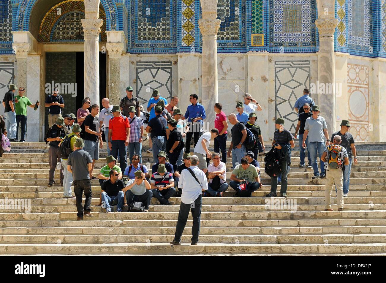 Un gruppo turistico lascia la zona della Cupola della roccia del Monte del Tempio come una preghiera è in procinto di avviare, nella città vecchia di Gerusalemme, Israele, 10 settembre 2013. La zona è aperta per il turista gruppi di visitatori al mattino e al pomeriggio per 1,5 ore; i musulmani sono i benvenuti in qualsiasi momento e sono anche ammessi per immettere la cupola. Gerusalemme è una città santa per tutte e tre le religioni monoteiste; gli ebrei, musulmani e cristiani hanno alcuni di loro santuari qui. La Cupola della roccia del Monte del Tempio è un edificio ottagonale da Umayyad Era. Esso copre la roccia da cui, secondo la tradizione musulmana, Muham Foto Stock