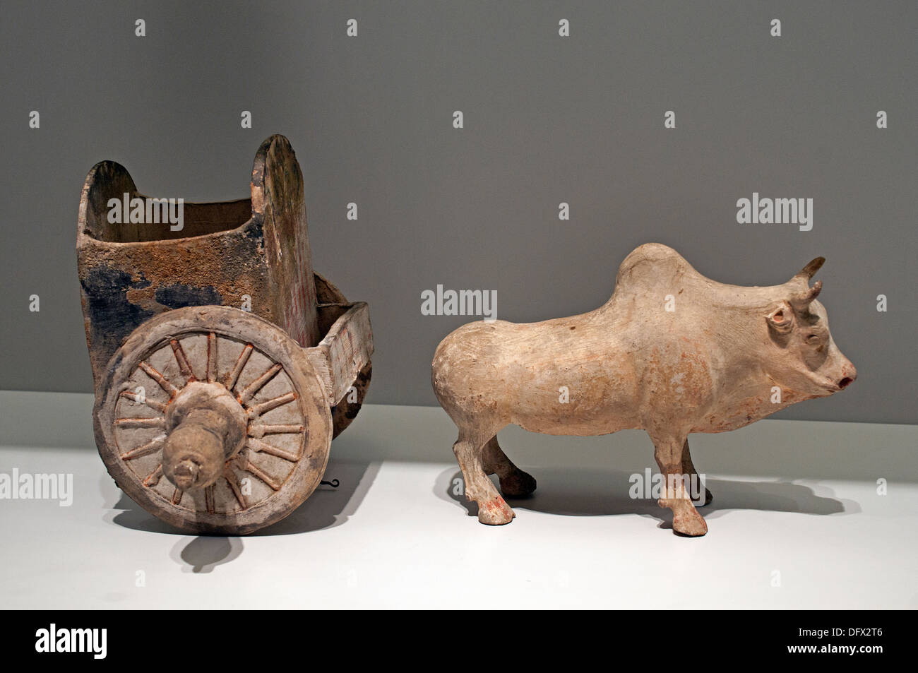 Cavallo e oxcart 400-500 e 580-650 Cina Museo Cinese di coccio con tracce di vernice Foto Stock