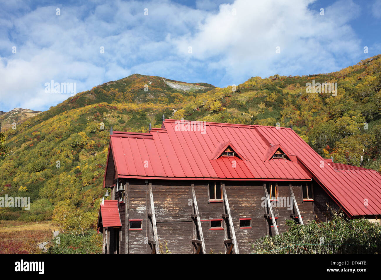 Cottage di legno in un paesaggio autunnale, nagano Giappone Foto Stock