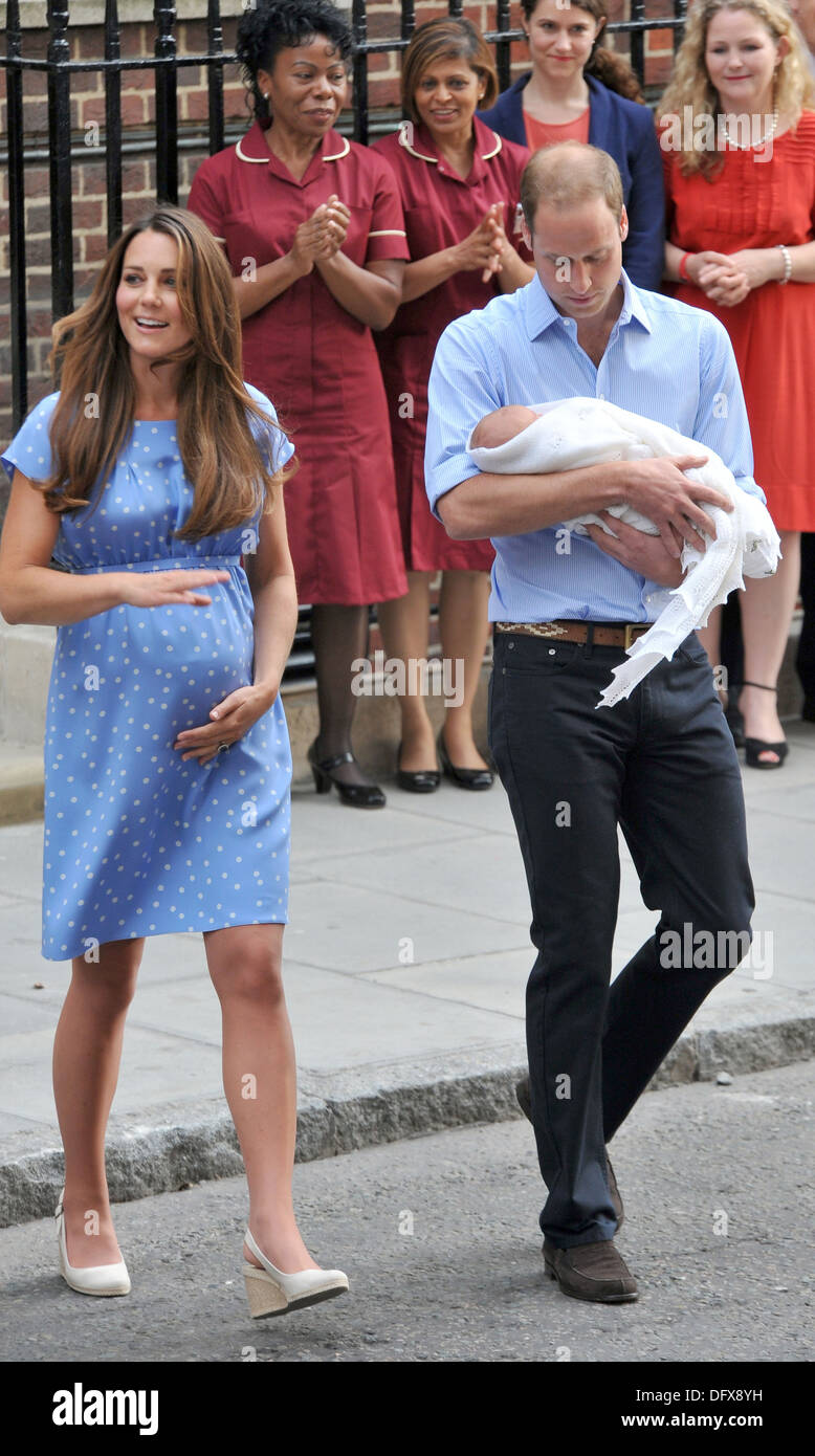 Caterina, duchessa di Cambridge e il principe William Duca di Cambridge, lasciare il Lindo ala con baby Prince George Cambridge Foto Stock