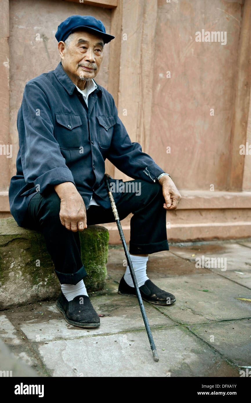 Il vecchio uomo vestito in un modo tradizionale comunista, Cina Foto stock  - Alamy