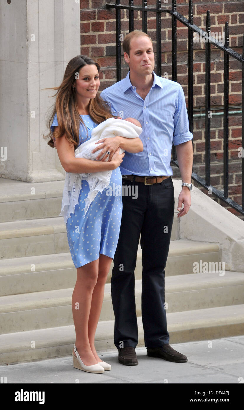 Caterina, duchessa di Cambridge e il principe William Duca di Cambridge, lasciare il Lindo ala con baby Prince George Cambridge Foto Stock