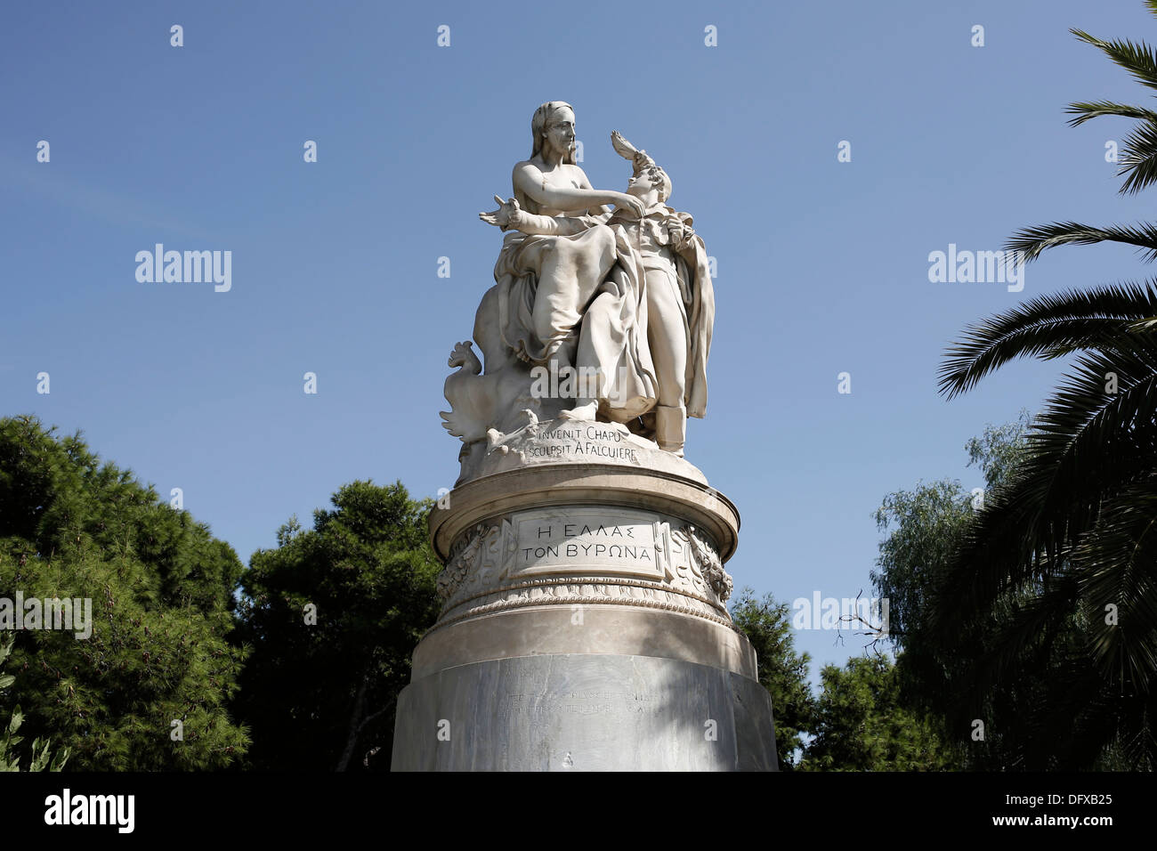 Noto come 'Statue di Byron'. Questa composizione di scultura rappresenta la Grecia incoronato Lord Byron. Atene, Grecia su Ott. 2013 Foto Stock