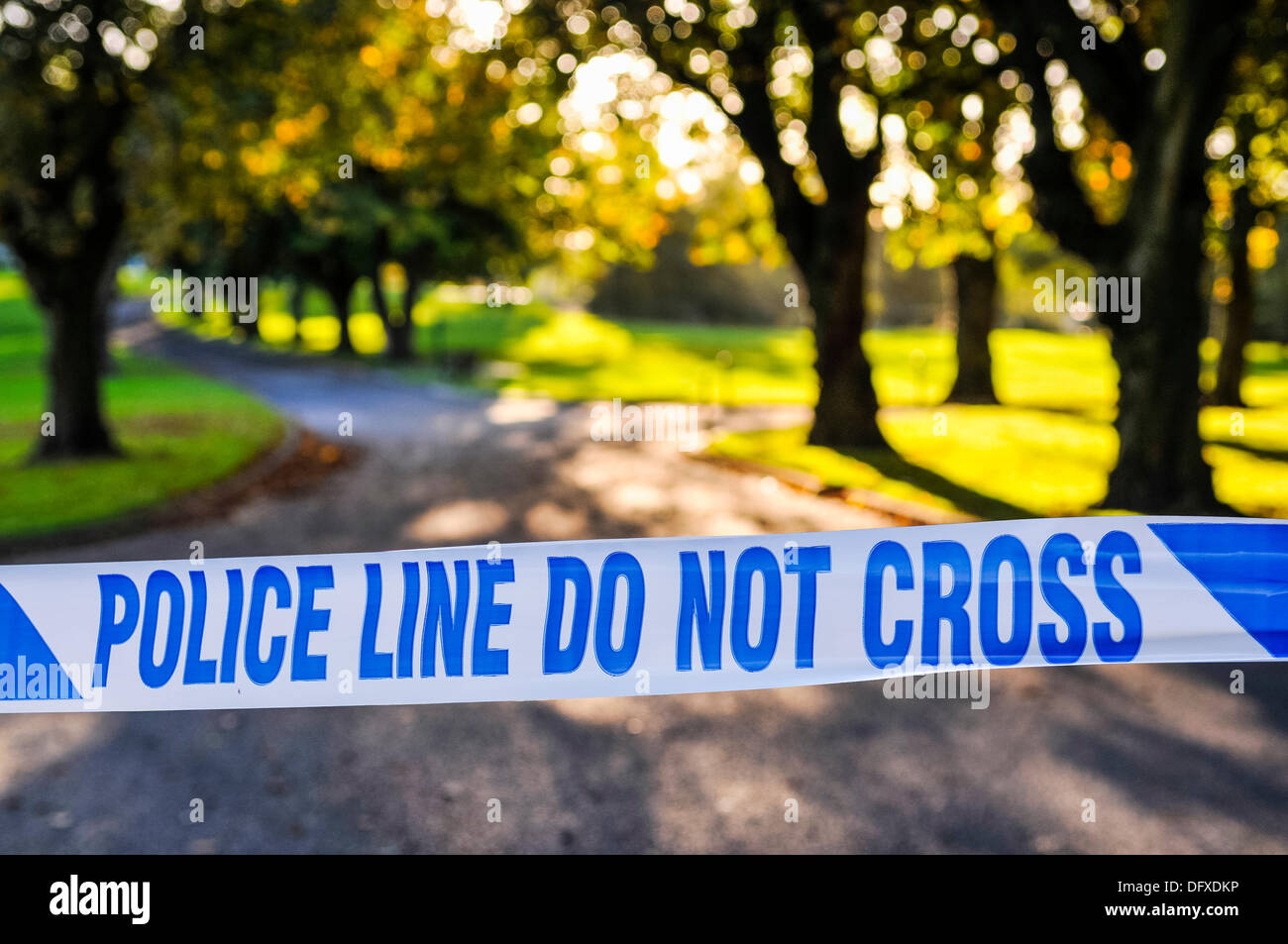 Polizia teso il nastro attraverso l'entrata ad un parco a seguito di un omicidio Foto Stock