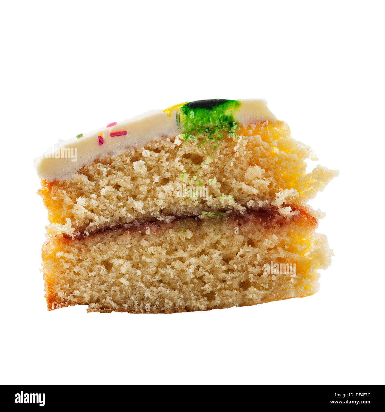 Una fetta di in casa Victoria sponge cake su sfondo bianco Foto Stock