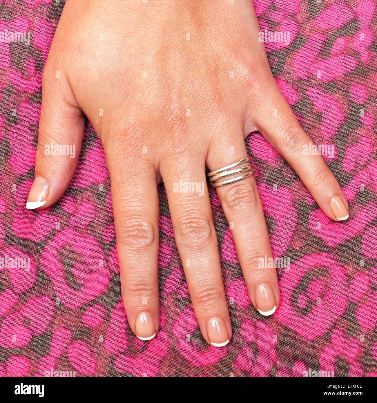 Una stretta di mano womans francese con chiodi lucidato Foto Stock