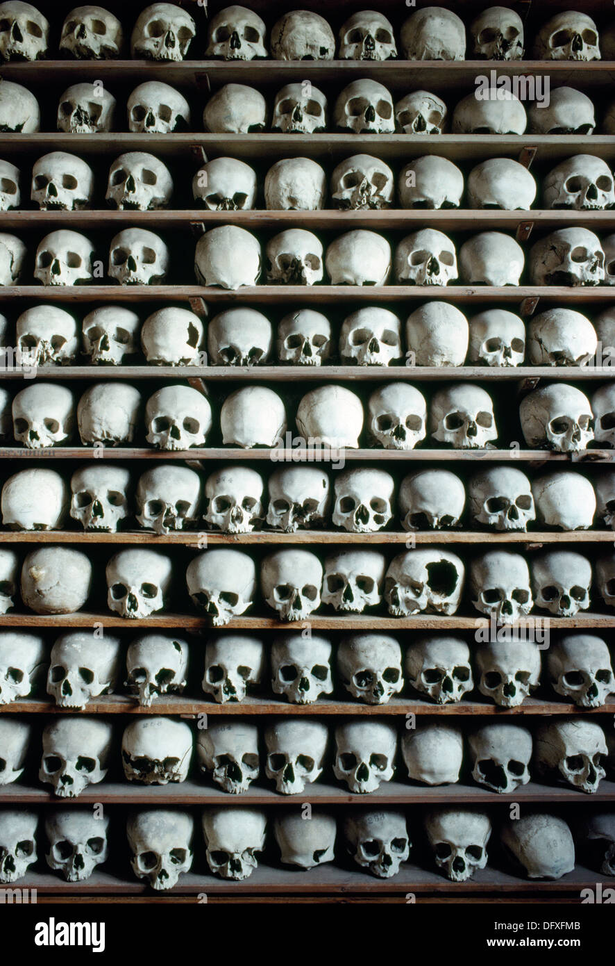 Parte di una collezione di teschi umani e ossa della coscia di c.1200 che rappresentano circa 2000 individui accatastati nella cripta della Chiesa di San Leonardo, Hythe, Kent. Foto Stock