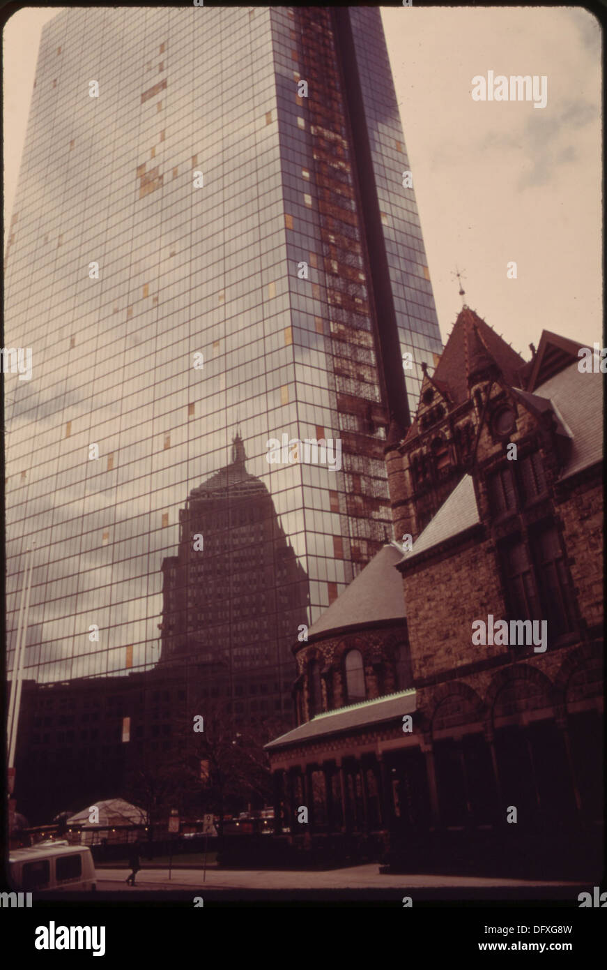 Il vecchio edificio John Hancock si riflette nella facciata di vetro del nuovo edificio John Hancock, simboleggiando la trasformazione dello skyline di Boston nel tempo. Foto Stock
